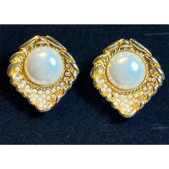 Vintage MUSI Gold Tone Faux Pearl Shoe Clips Leaf Design Statement Accessory - Picture 1 of 6